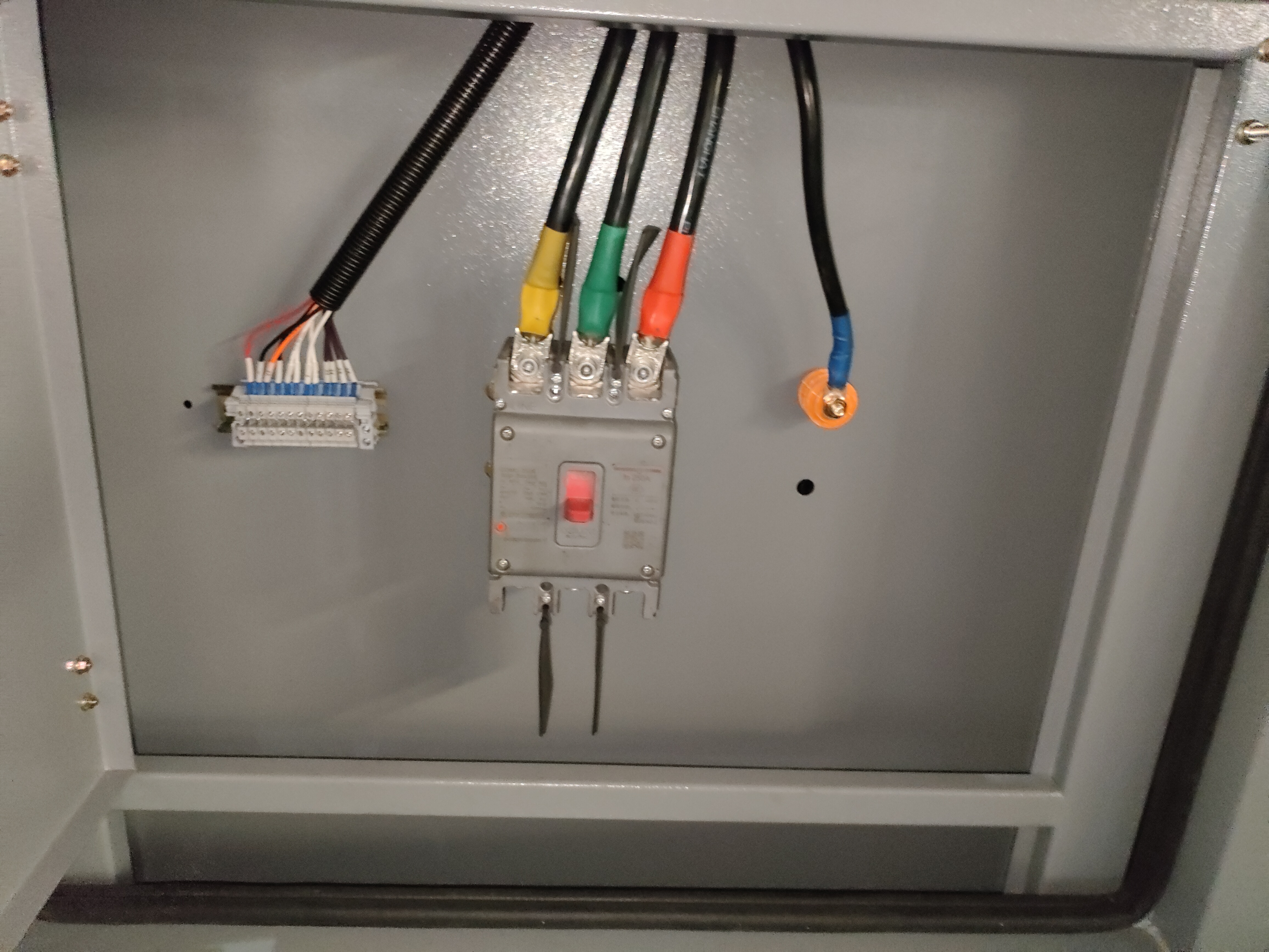 Автоматический выключатель Деликси